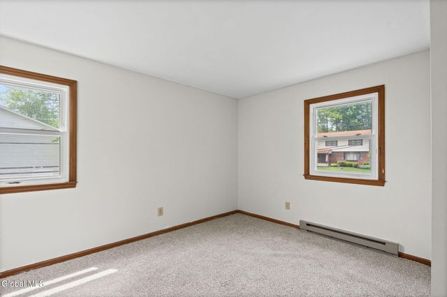 756 Hampshire Seat, Niskayuna, NY 12309