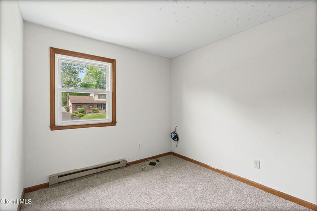 756 Hampshire Seat, Niskayuna, NY 12309