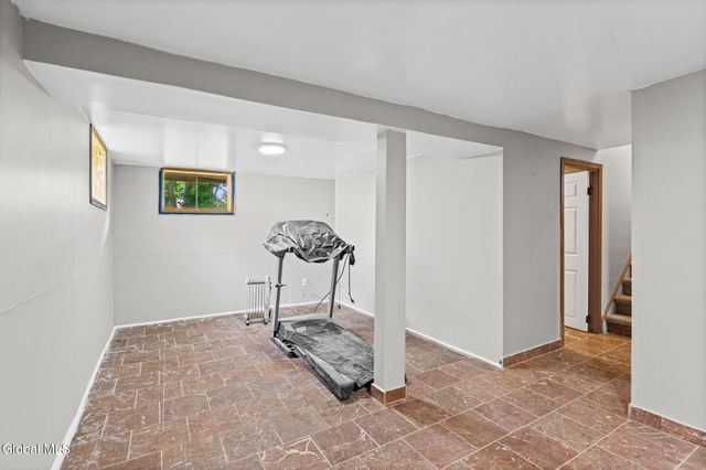 756 Hampshire Seat, Niskayuna, NY 12309