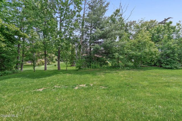 756 Hampshire Seat, Niskayuna, NY 12309