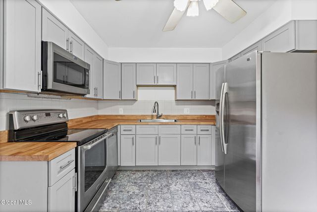 756 Hampshire Seat, Niskayuna, NY 12309