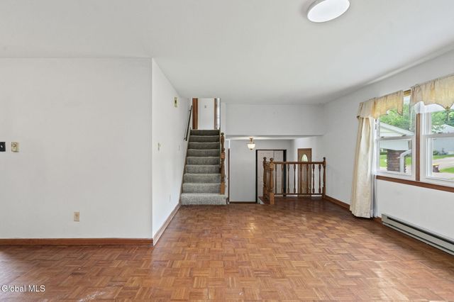 756 Hampshire Seat, Niskayuna, NY 12309