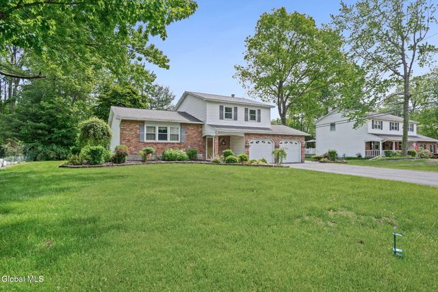 756 Hampshire Seat, Niskayuna, NY 12309