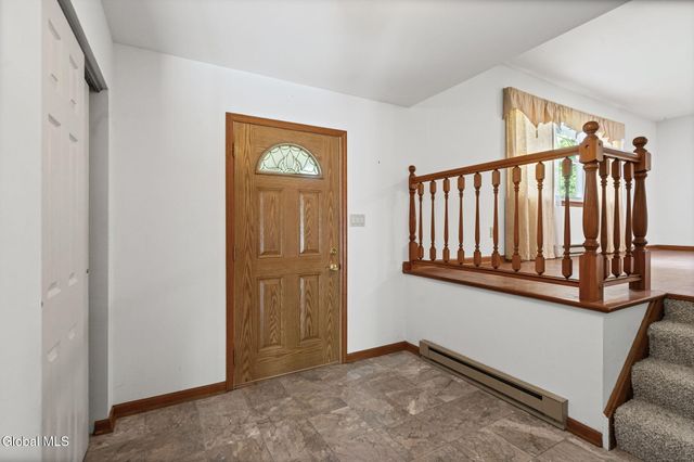 756 Hampshire Seat, Niskayuna, NY 12309