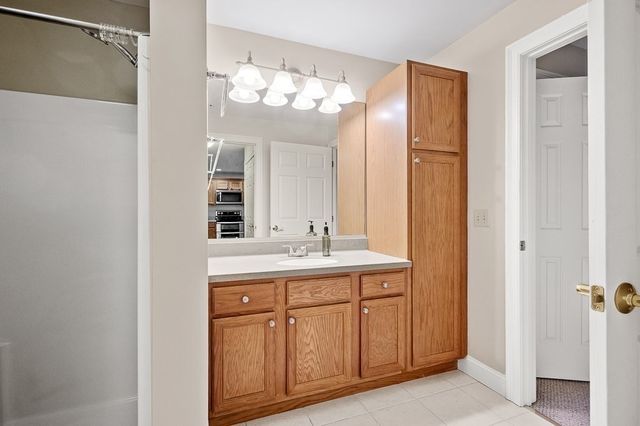 7 Crescent Way 209, Sturbridge, MA 01566