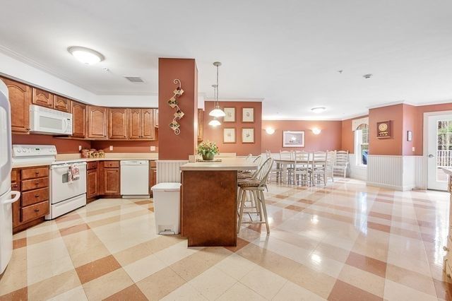 7 Crescent Way 209, Sturbridge, MA 01566