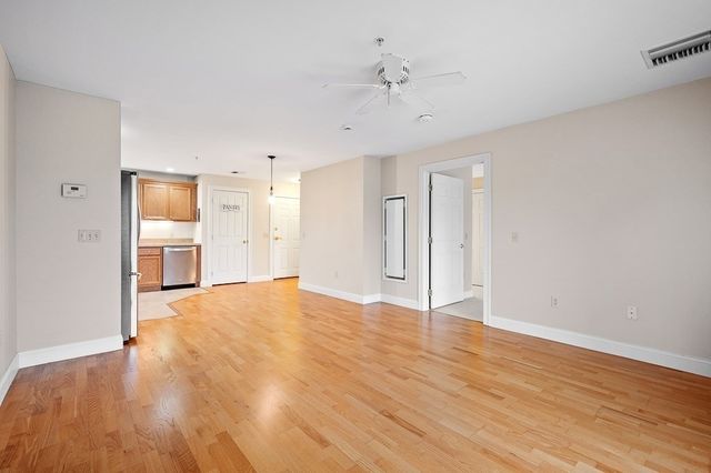 7 Crescent Way 209, Sturbridge, MA 01566