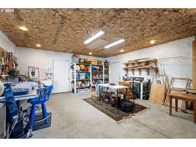 82044 MAHR Ln, Creswell, OR 97426