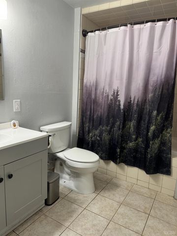 11861 Chris Lane, Hanford, CA 93230