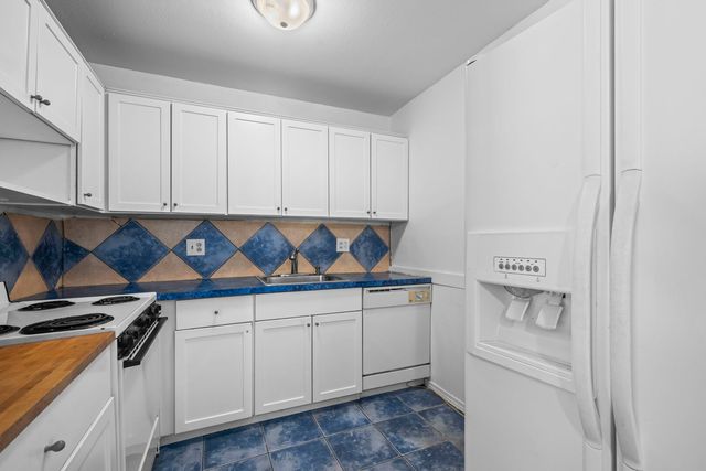 765 GROVE Drive 103, Buffalo Grove, IL 60089