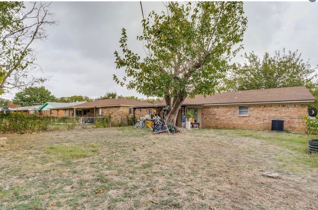 1825 Avenue B, Grand Prairie, TX 75051