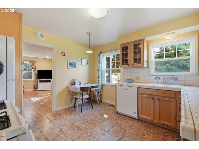 9715 N SYRACUSE St, Portland, OR 97203