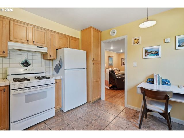 9715 N SYRACUSE St, Portland, OR 97203