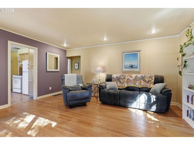 9715 N SYRACUSE St, Portland, OR 97203