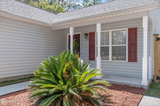 123 NE 18th Street, Oak Island, NC 28465