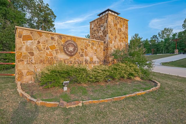 15831 Ridge Oak Road, Willis, TX 77378