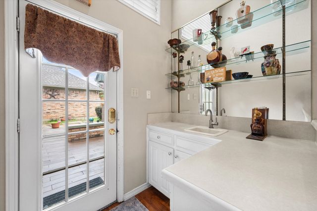 705 Kyle Drive, Arlington, TX 76011