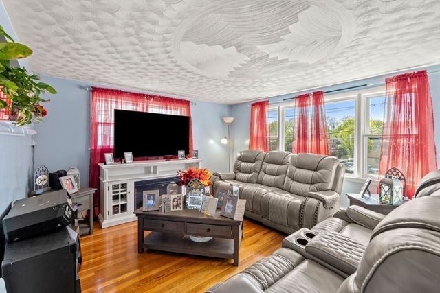 21 Spring St, Webster, MA 01570