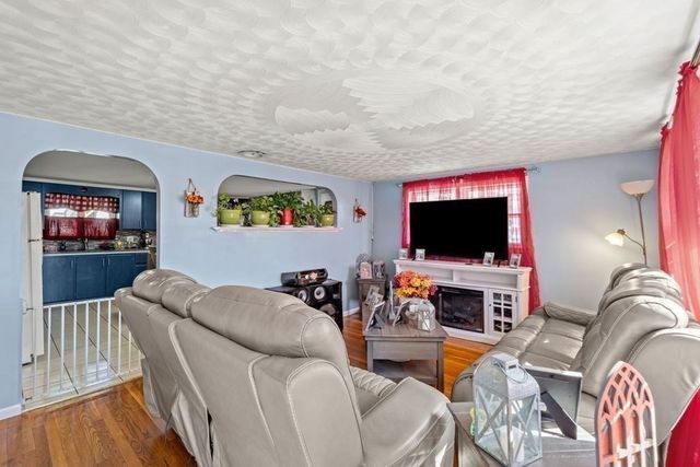 21 Spring St, Webster, MA 01570