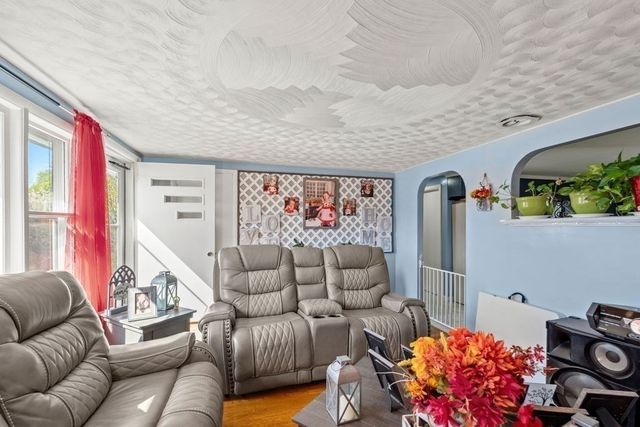 21 Spring St, Webster, MA 01570