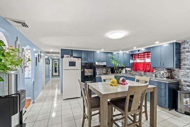 21 Spring St, Webster, MA 01570