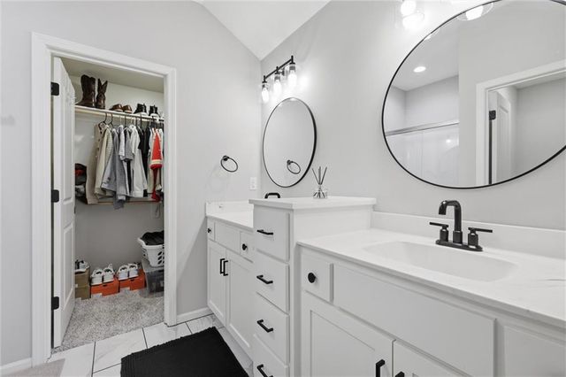 20705 Copper Creek Drive, Peculiar, MO 64078