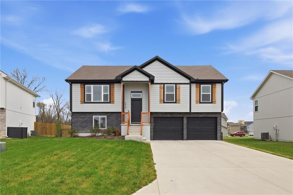20705 Copper Creek Drive, Peculiar, MO 64078