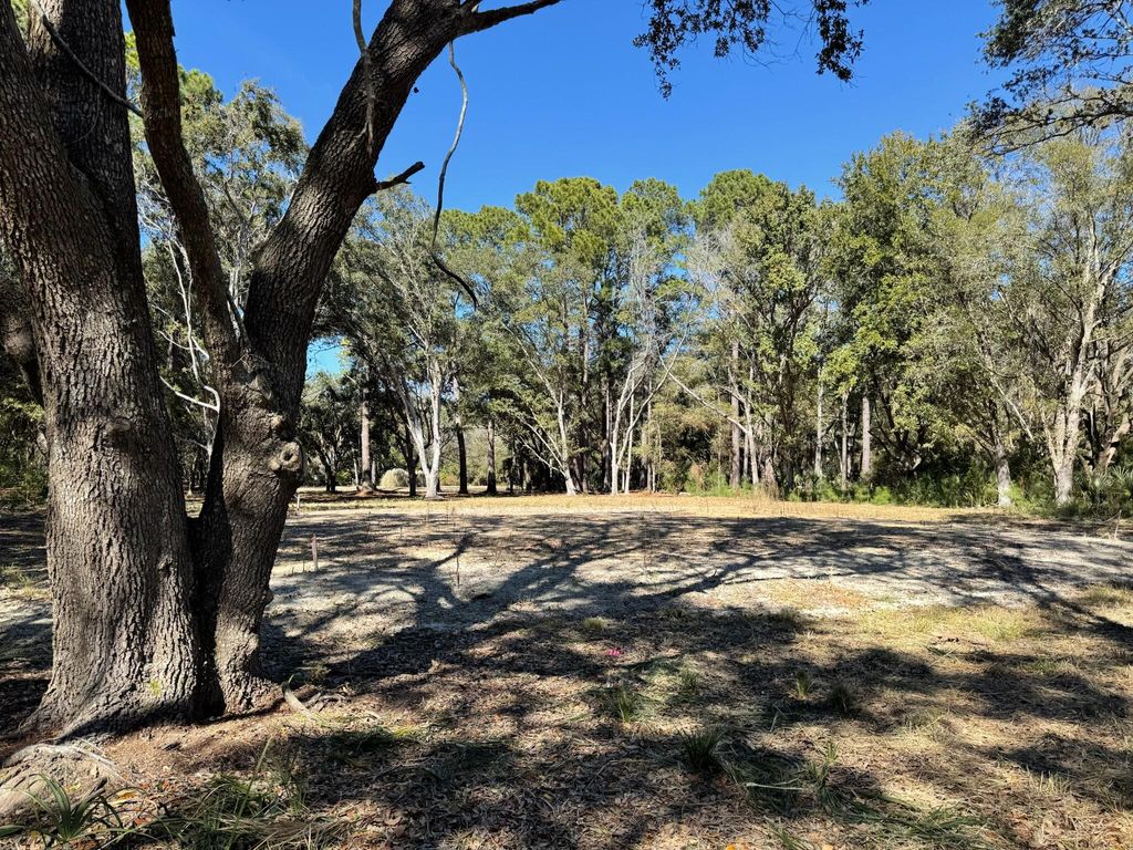 Image 17 of property listing at 32 Marsh Aire Lane, Edisto Island, SC 29438