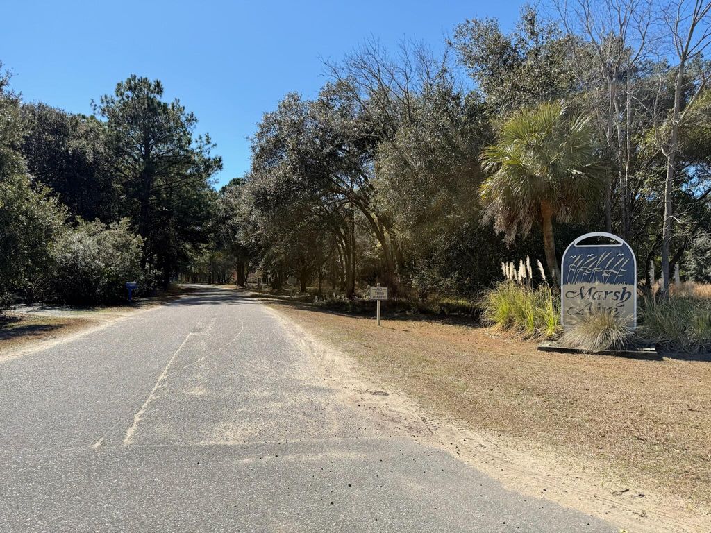 Image 5 of property listing at 32 Marsh Aire Lane, Edisto Island, SC 29438