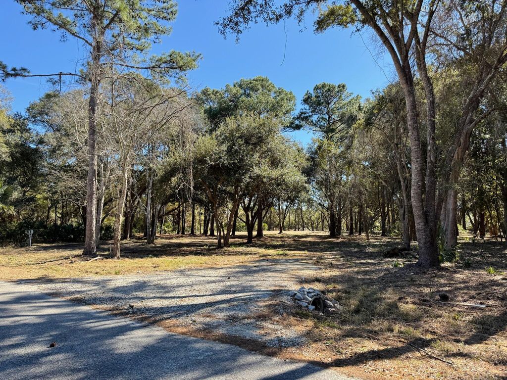 Image 7 of property listing at 32 Marsh Aire Lane, Edisto Island, SC 29438