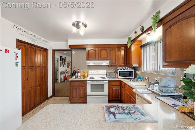 17141 Westhampton Road, Southfield, MI 48075