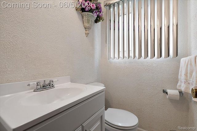 17141 Westhampton Road, Southfield, MI 48075