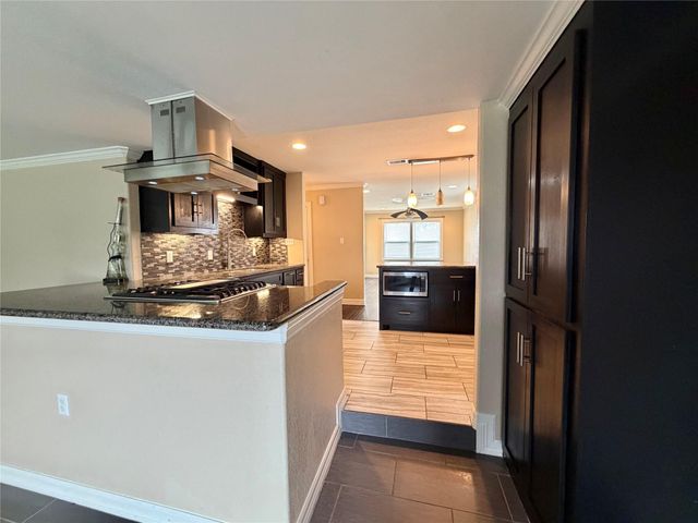 1932 N Avenue H, Freeport, TX 77541