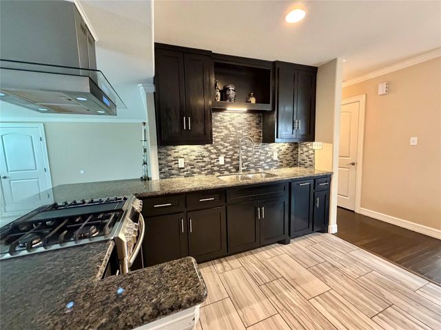 1932 N Avenue H, Freeport, TX 77541