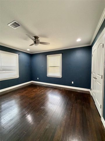 1932 N Avenue H, Freeport, TX 77541