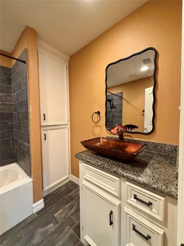 1932 N Avenue H, Freeport, TX 77541