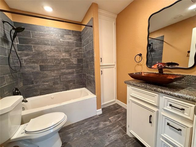 1932 N Avenue H, Freeport, TX 77541