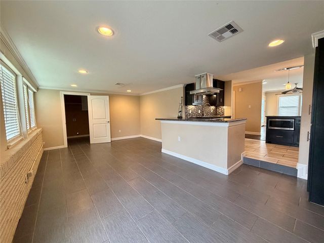 1932 N Avenue H, Freeport, TX 77541