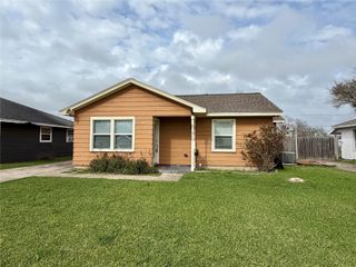 1932 N Avenue H, Freeport, TX 77541