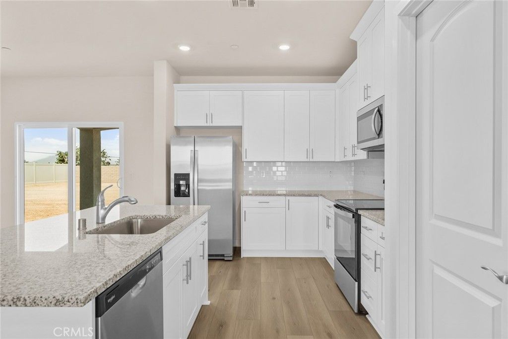 Image 2 of property listing at 14878 Desert Lily Court, Apple Valley, CA 92307