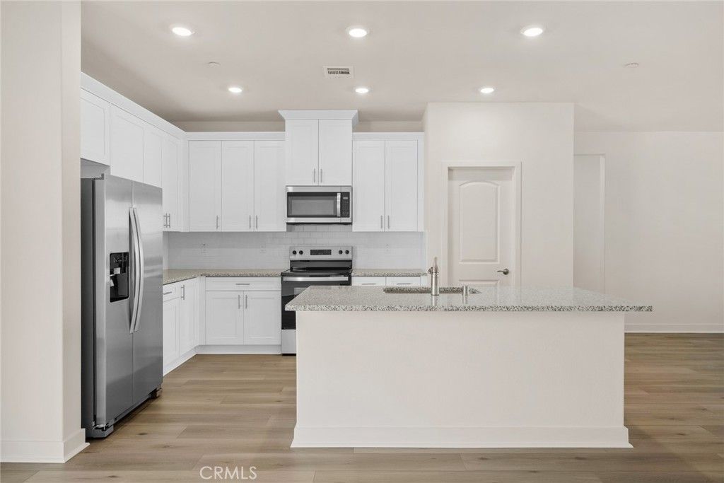 Image 3 of property listing at 14878 Desert Lily Court, Apple Valley, CA 92307