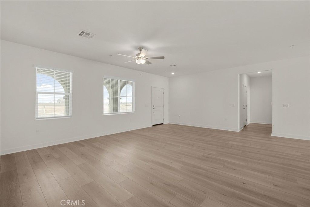 Image 4 of property listing at 14878 Desert Lily Court, Apple Valley, CA 92307