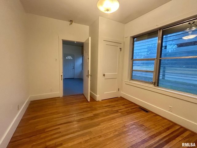 1004 W MILL Street, Carbondale, IL 62901