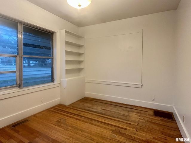 1004 W MILL Street, Carbondale, IL 62901