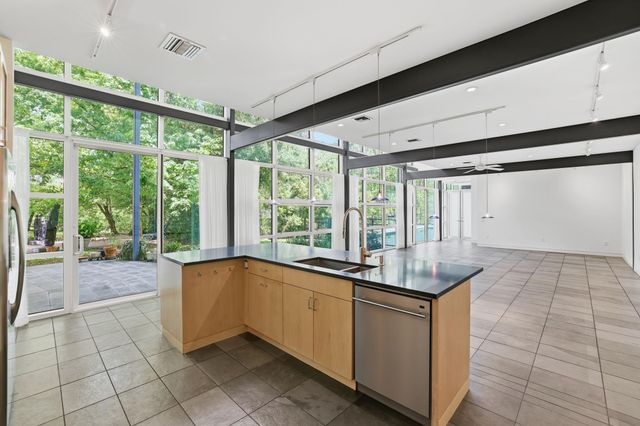 2424 White Oak Drive, Houston, TX 77009