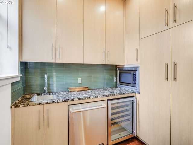 1714 Nw RIVERSCAPE St, Portland, OR 97209