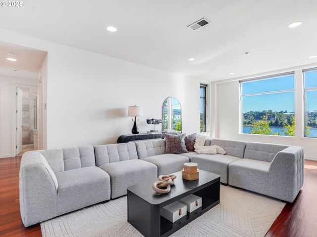 1714 Nw RIVERSCAPE St, Portland, OR 97209