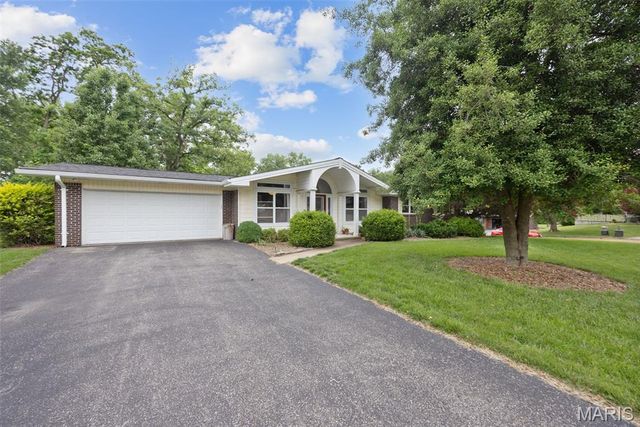 111 La Gorce Drive, Chesterfield, MO 63017