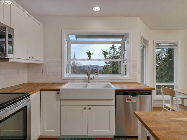 17765 HILLSIDE Dr, West Linn, OR 97068