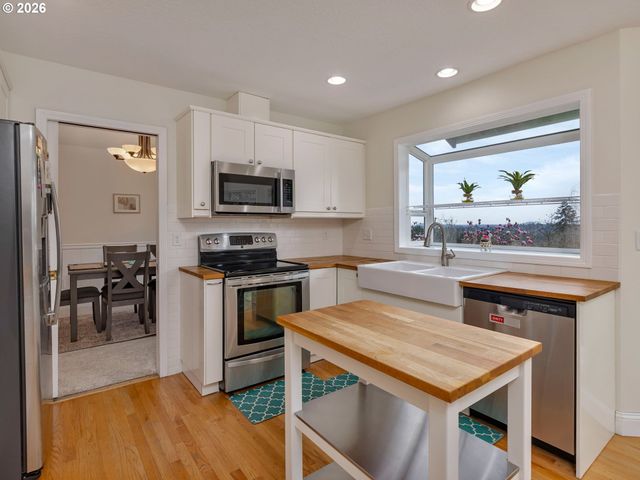 17765 HILLSIDE Dr, West Linn, OR 97068